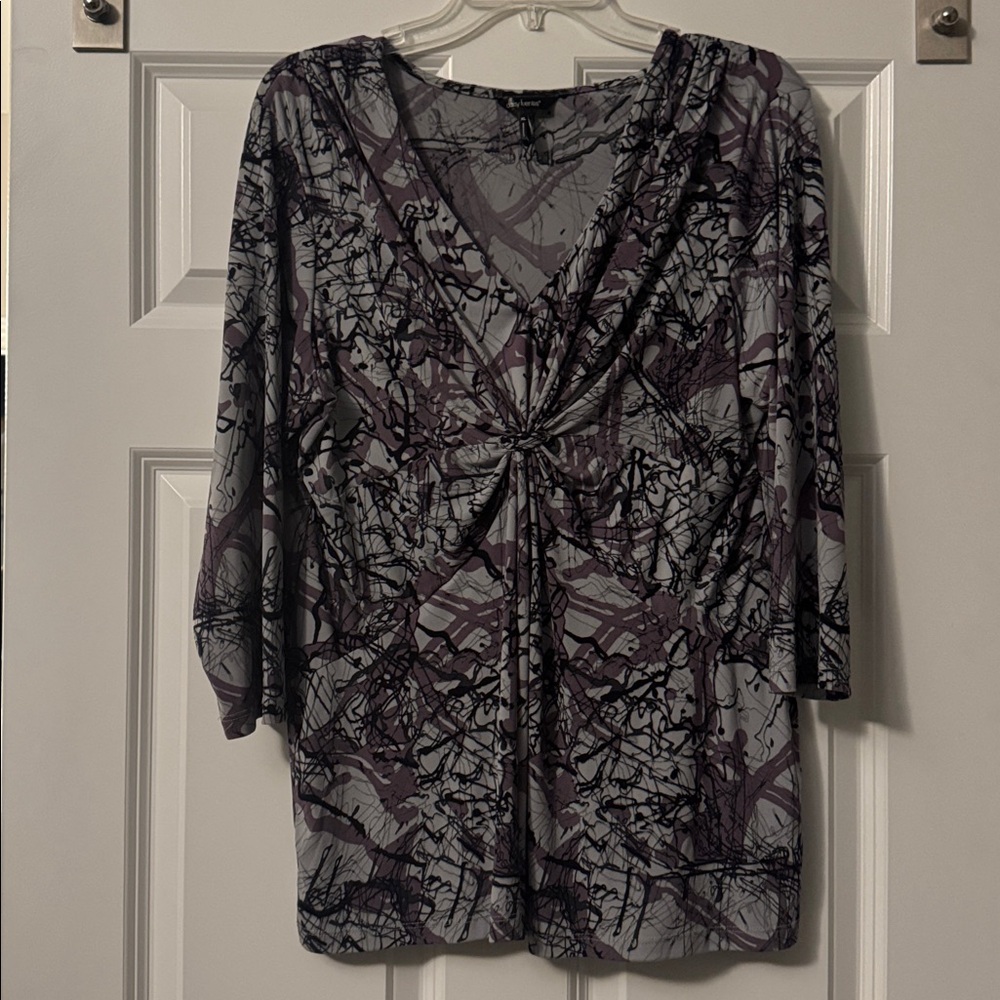 Daisy Fuentes Black and Gray Abstract V-Neck Top